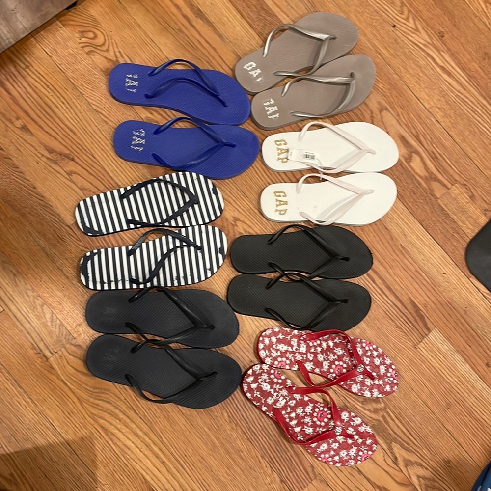 Flip flop bundle coach and gap